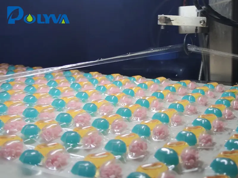 博维高速凝珠包装机正在生产新款粉液混合腔凝珠，这种添加了固体留香珠的混合珠，在去污的同时能做到持久留香。