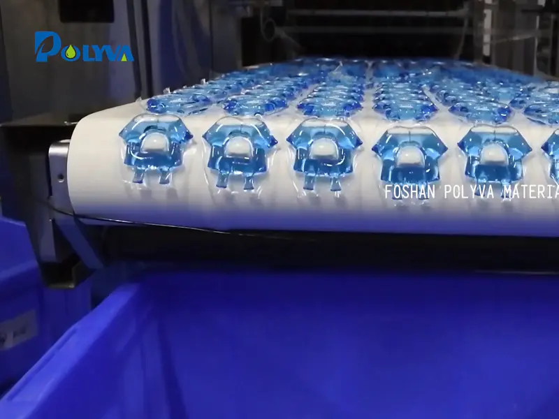 博维高速凝珠包装机正在生产小黄人粉液混合洗衣凝珠